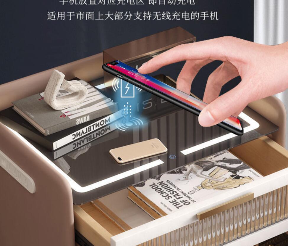 طاولة بجانب السرير ذات لوحة صخ - مراجعة Smart Home Hotel وسعره